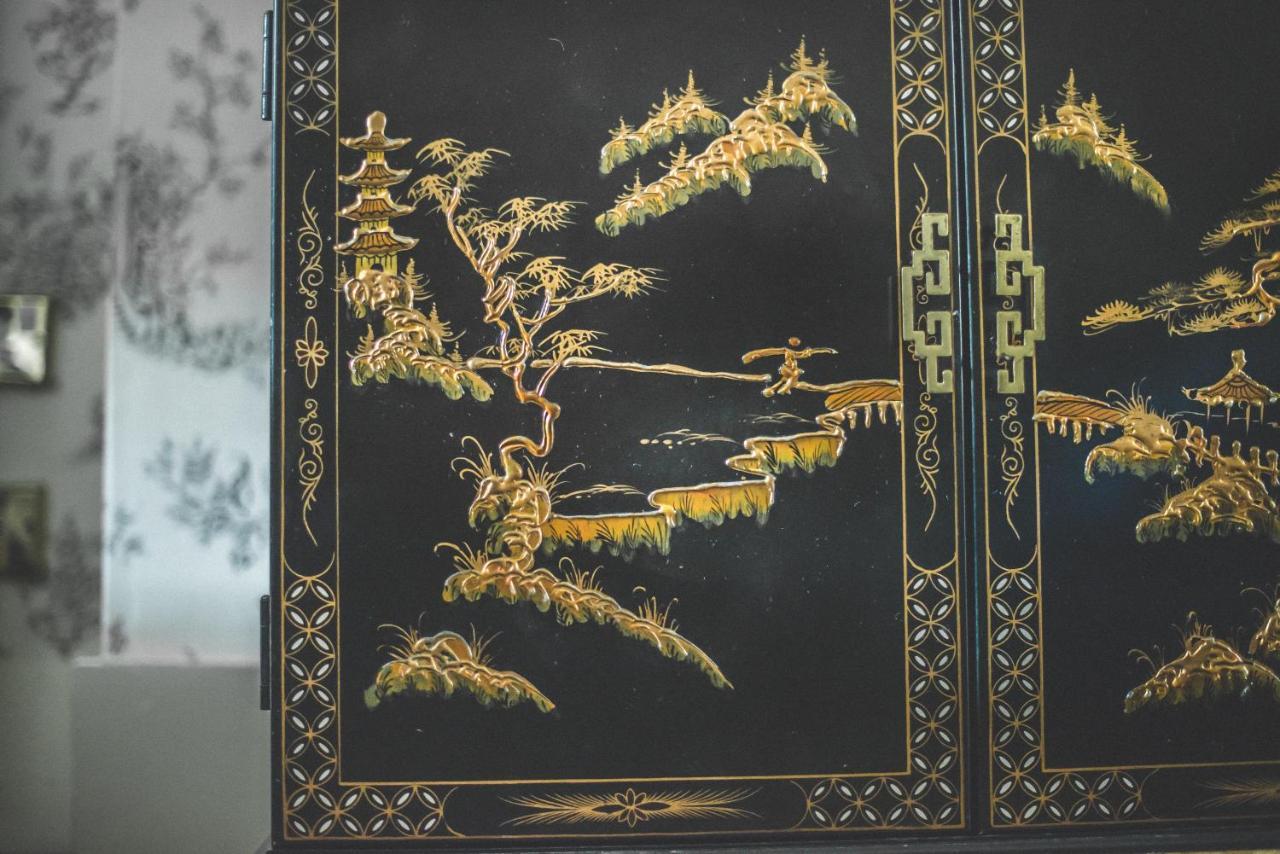 Jeakes House Bed & Breakfast Rye Luaran gambar Detail of a lacquerware cabinet