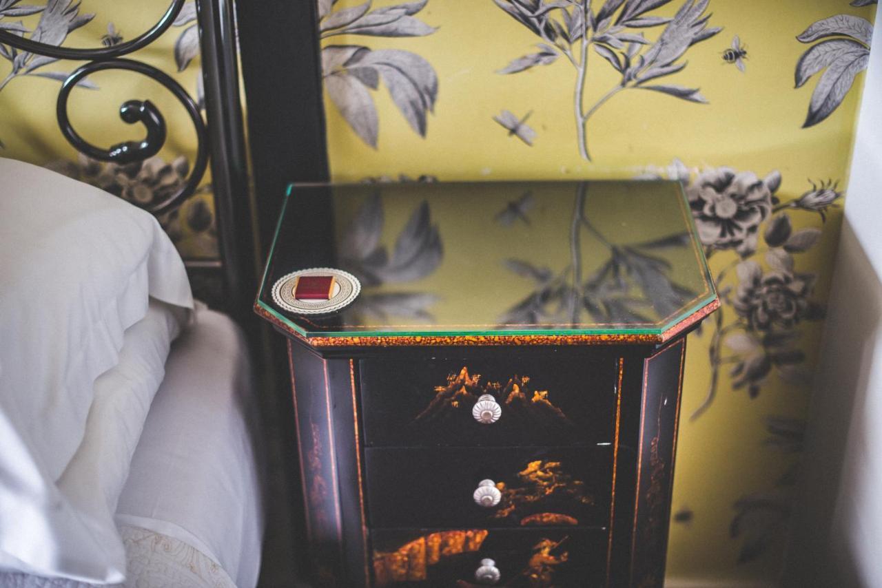 Jeakes House Bed & Breakfast Rye Luaran gambar A bedside table