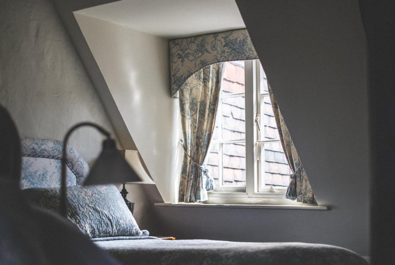 Jeakes House Bed & Breakfast Rye Luaran gambar A window in the bedroom of the house