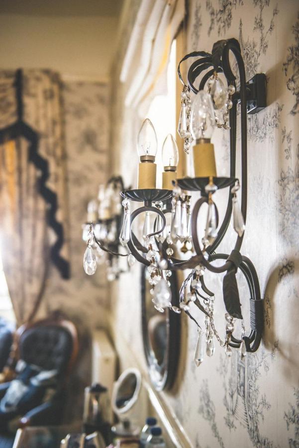 Jeakes House Bed & Breakfast Rye Luaran gambar A wall light