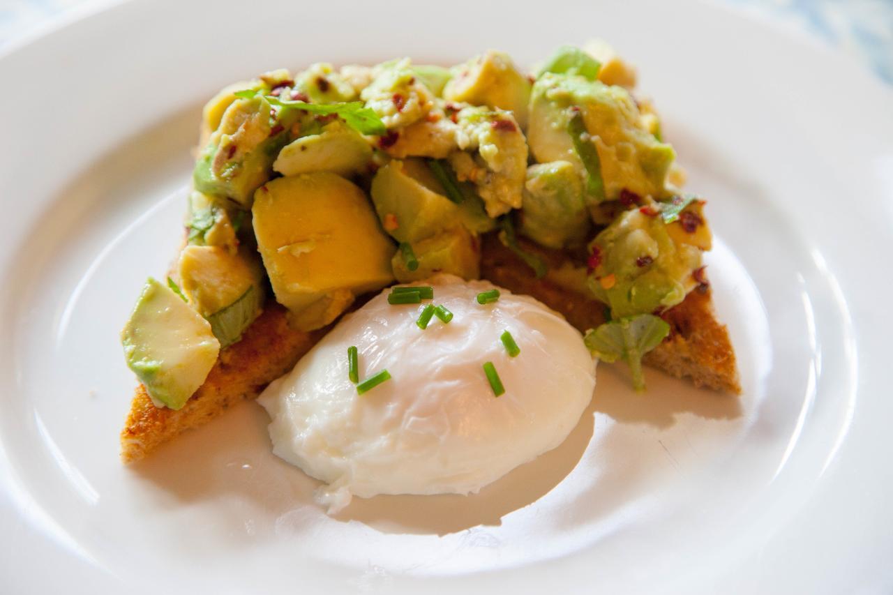 Jeakes House Bed & Breakfast Rye Luaran gambar Avocado on toast with a poached egg