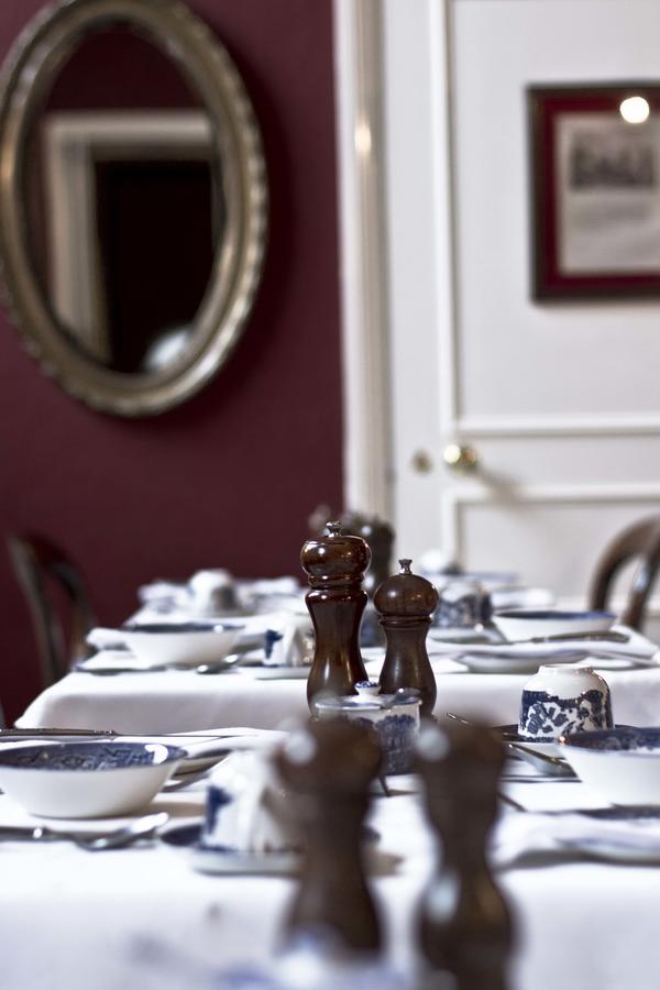 Jeakes House Bed & Breakfast Rye Luaran gambar Salt and pepper shakers on a restaurant table