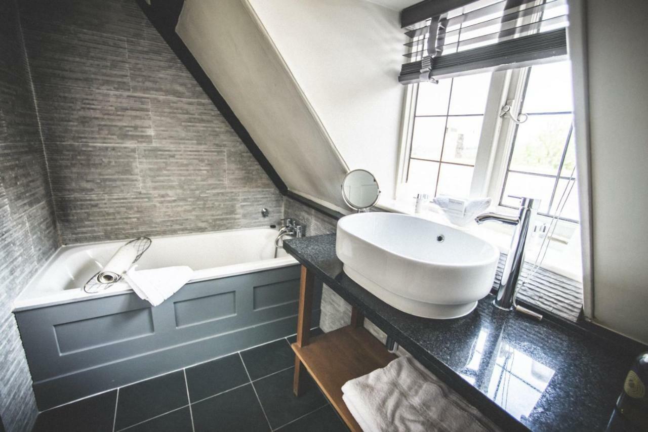 Jeakes House Bed & Breakfast Rye Luaran gambar Bathroom at The Swan Hotel